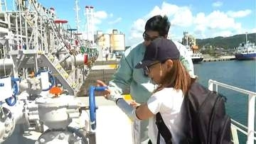 学校プール16杯分 石油タンカーを間近で見学「若い乗組員がたくさん」　鹿児島・加治木港