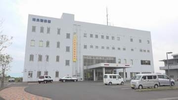 暴行加え財布を奪い５０万円引き出す　強盗傷害など疑いで建設作業員の男（１８）を逮捕　鹿児島・姶良市
