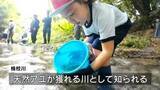 「児童らがアユの稚魚を放流　鹿児島・霧島市」の画像1