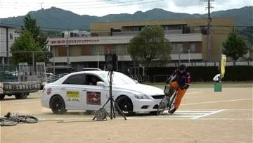 スタントマンが自転車事故をリアルに再現　高校で交通安全教室開かれる　鹿児島市
