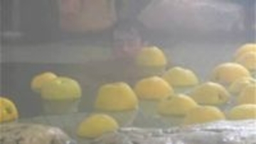 2月6日は「風呂の日」　鹿児島市の温浴施設にボンタンが浮かぶ