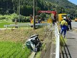 「外国人ら７人救急搬送　車が田んぼに転落　ガードパイプ突き破り３メートル下へ　鹿児島市」の画像1