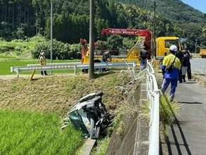 外国人ら７人救急搬送　車が田んぼに転落　ガードパイプまき込み３メートル下へ　鹿児島市