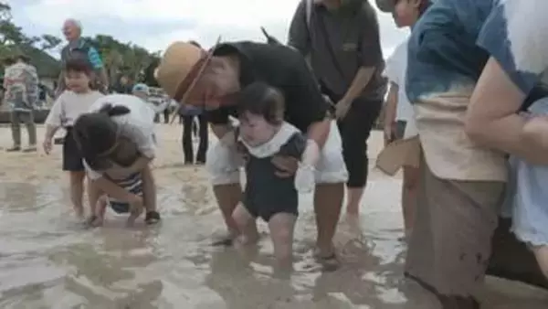 奄美大島で海開き　海水に足をつけて赤ちゃんの成長祈る
