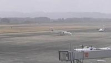 操縦席の窓にひびが入り引き返す　与論行きＪＡＣ機　乗客無事　鹿児島