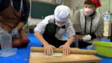 閉校する小学生たちが地域の人たちと「そば打ち」　鹿児島・霧島