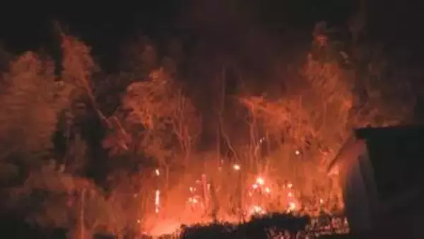「炎が上がっている」霧島神宮駅近くで住宅・倉庫全焼　焼け跡から遺体　住人男性(69)と連絡とれず　鹿児島