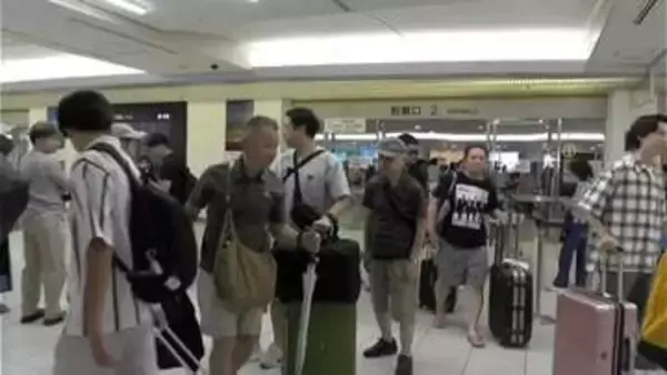 お盆休みで鹿児島空港は混雑「宮崎回りも考えたが…」臨時便で福岡から帰省した人も