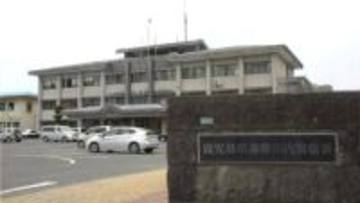 パトカー追跡のバイクが軽乗用車と衝突　バイク運転手は立ち去り警察が行方捜す　鹿児島