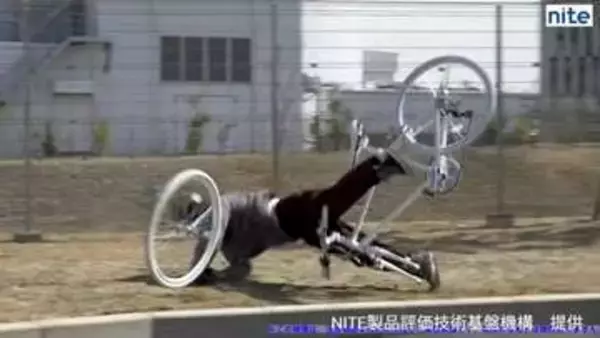 10代が突出…自転車事故の8割が重傷「体ごと車道に投げ出されます」傘や泥よけの巻き込みにNITEが注意喚起　ハンドルへの荷物は『青切符』対象の可能性も