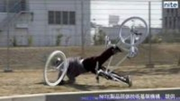 10代が突出…自転車事故の8割が重傷「体ごと車道に投げ出されます」傘や泥よけの巻き込みにNITEが注意喚起　ハンドルへの荷物は『青切符』対象の可能性も