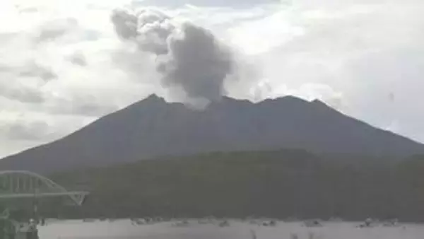 桜島で噴火相次ぐ、午後は噴煙高さ1000mに　降灰は火口から西方向へ【きょう・あすの降灰予報】