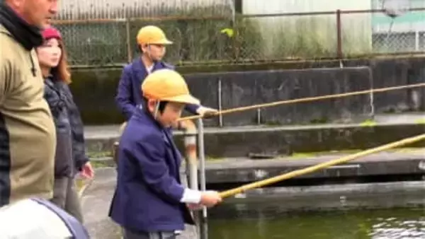 霧島市立万膳小学校ニジマス釣り大会　年末の一般開放は今年が最後　鹿児島