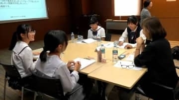 「シンデレラの継母」見方次第で「いい人」に 女子高校生がコミュニケーション学ぶ 鹿児島