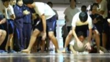全寮制の楠隼中学校・高校で「寮マッチ」名物の雑巾リレーで大盛り上がり　鹿児島