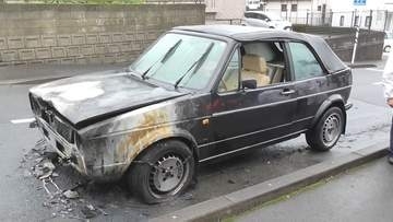 「車のボンネットから火が出た」鹿児島市で車両火災　走行中の車から煙「焦げ臭いガソリンの匂い」