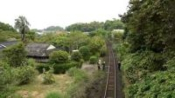 指宿枕崎線で軽ワゴン車と列車が衝突　特急列車など11本運休　約1200人に影響　鹿児島