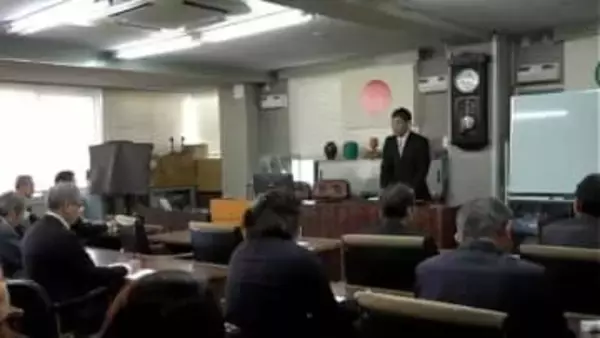 「チーム岩切で一致団結」三島村長選当選の岩切平治さん初登庁　フェリー見送り