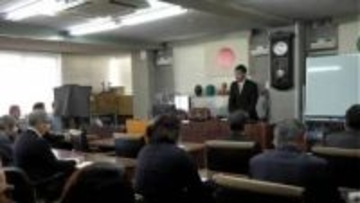 「チーム岩切で一致団結」三島村長選当選の岩切平治さん初登庁　フェリー見送り