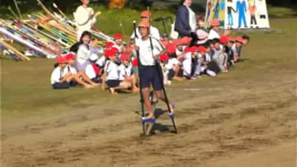 「驚くべきスピードで竹馬競争」屋久島神山小学校　鹿児島