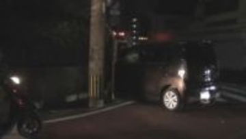 住宅の塀に軽乗用車が…交差点で車同士が出会い頭に衝突　2人けが　鹿児島市