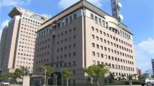 個室トイレの上から盗撮しようとした疑いで団体職員の男を逮捕　鹿児島