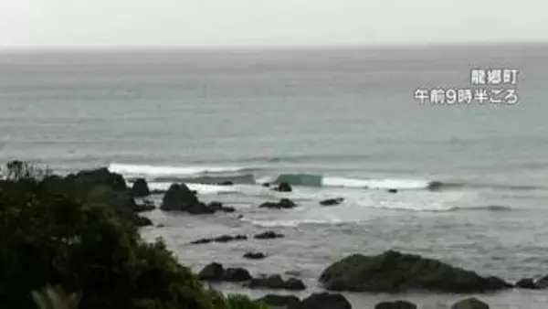 台風24号　奄美大島の南の海上を東寄りに進む