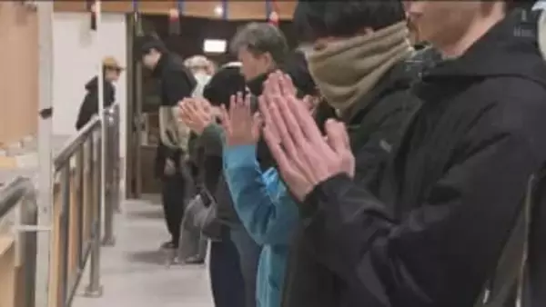 2026年スタート　本殿から鳥居の先まで参拝を待つ人の列　鹿児島でも初日の出「ダイヤモンド桜島」も