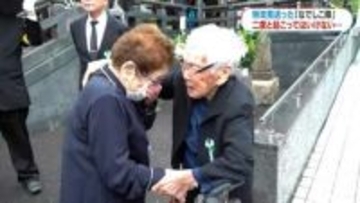 特攻隊の慰霊祭　当時隊員を見送った「なでしこ隊」の2人が2年ぶりに再会し献花