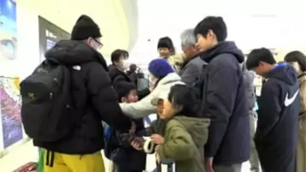 「7年ぶりのふるさと」「甘えます」鹿児島への空の便がピーク　年末年始帰省ラッシュ続く