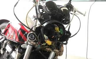 バイクの高校生が意識不明の重体　交差点で乗用車と出会い頭に衝突