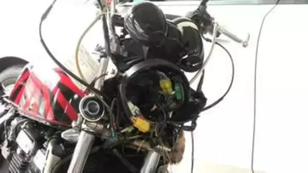 バイクの高校生が意識不明の重体　交差点で乗用車と出会い頭に衝突