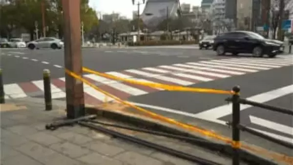 パトカーに追跡された乗用車が信号柱などに衝突　男性は救急搬送　鹿児島市