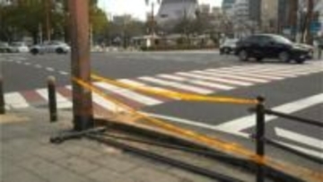 パトカーに追跡された乗用車が信号柱などに衝突　男性は救急搬送　鹿児島市