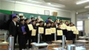 「男子校」最後の生徒が学び舎あとに　鹿児島商業高校で卒業式