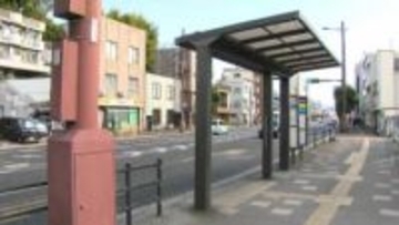 原付バイクが停車中のバスに追突　バイクの男性が鼻から出血、救急搬送　鹿児島市の国道3号