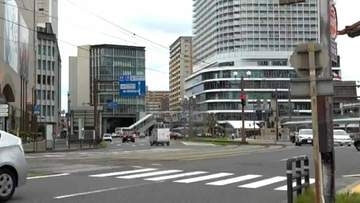 横断中の自転車がタクシーにはねられる　女性が重体