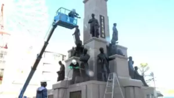 新年をきれいな姿で「若き薩摩の群像」を清掃ボランティア