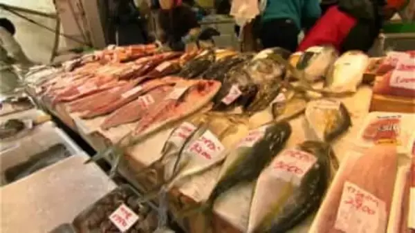 物価高の中の正月準備　朝市にぎわう　鹿児島