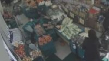 スーパーに車突っ込む　買い物客の女性巻き込まれる　運転の女性（77）「アクセルとブレーキ踏み間違えた」