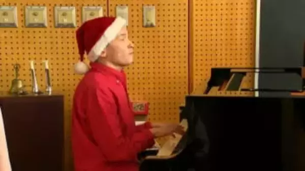 全盲のミュージシャン･木下航志さん 母校に一足早いクリスマスプレゼント