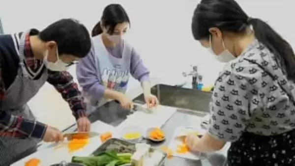 外国人が正月料理作りを体験　初めて見る高野豆腐に驚く場面も　鹿児島