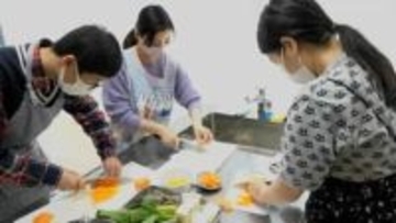 外国人が正月料理作りを体験　初めて見る高野豆腐に驚く場面も　鹿児島