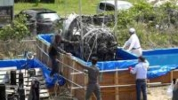 戦闘機「紫電改」の胴体がプールへ　林大尉の命日に　展示に向けて塩抜き