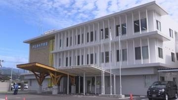 「隣の家が燃えている」住人の高齢夫婦を搬送　伊佐市で住宅火災