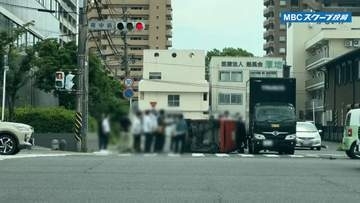 鹿児島市東郡元町で車が横転　乗用車が道をふさぐ