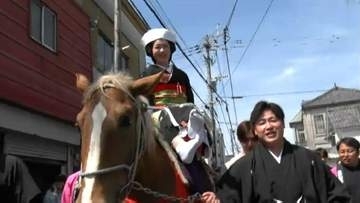 和装花嫁がシャンシャン馬で練り歩く　鹿児島県下三大祭り「お釈迦まつり」　志布志市