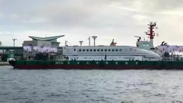 「【海を渡る新幹線】「おかえり」熊本地震で被災の九州新幹線「つばめ」　船に乗って鹿児島に」の画像