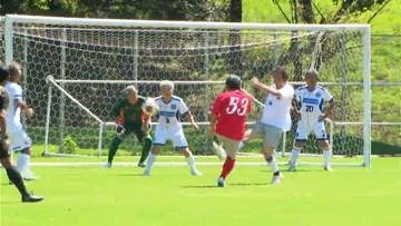「敬老の日」にちなみボールを「蹴ろう」シニアサッカー　鹿児島