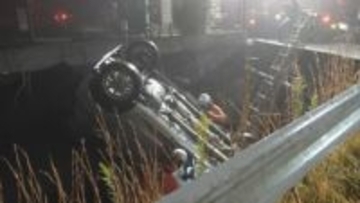 薩摩川内市で軽乗用車が川に転落